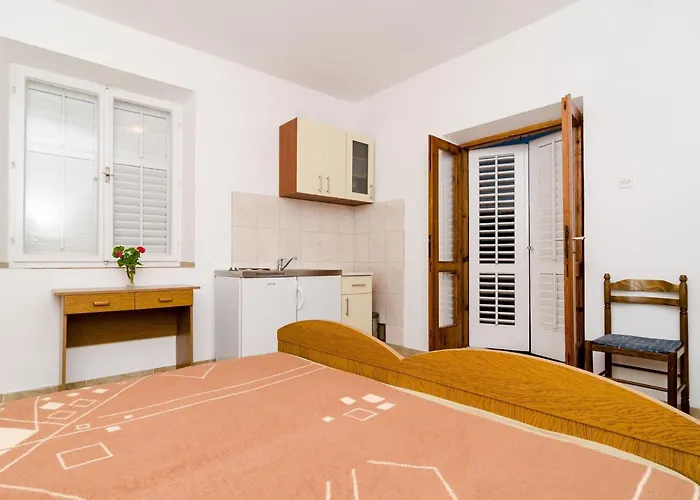 With Balcony And Sea View Pomena